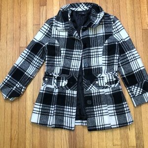 Cute Black and white trench coat!🖤🤍